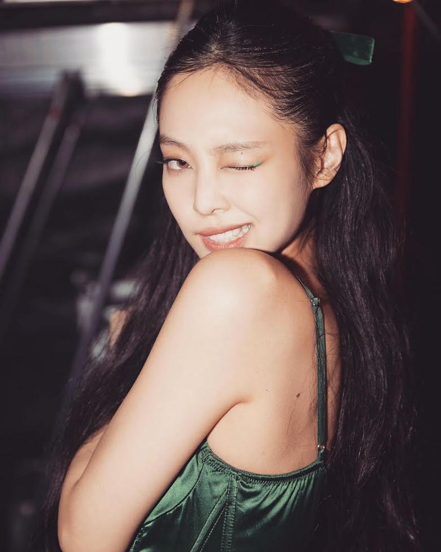 Jennie Blackpink tiết lộ bộ trang phục yêu thích nhất trong cả sự nghiệp - Ảnh 2. Jennie Blackpink tiết lộ bộ trang phục yêu thích nhất trong cả sự nghiệp - Ảnh 2.