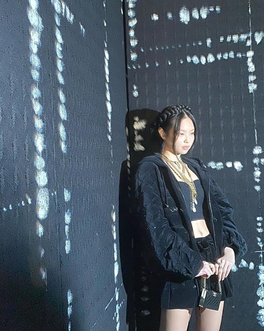 Jennie Blackpink tiết lộ bộ trang phục yêu thích nhất trong cả sự nghiệp - Ảnh 4. Jennie Blackpink tiết lộ bộ trang phục yêu thích nhất trong cả sự nghiệp - Ảnh 4.