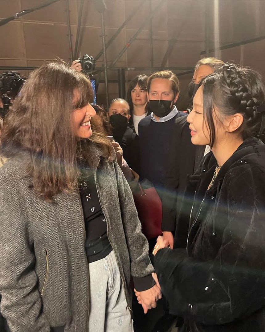 Jennie Blackpink tiết lộ bộ trang phục yêu thích nhất trong cả sự nghiệp - Ảnh 12. Jennie Blackpink tiết lộ bộ trang phục yêu thích nhất trong cả sự nghiệp - Ảnh 12.