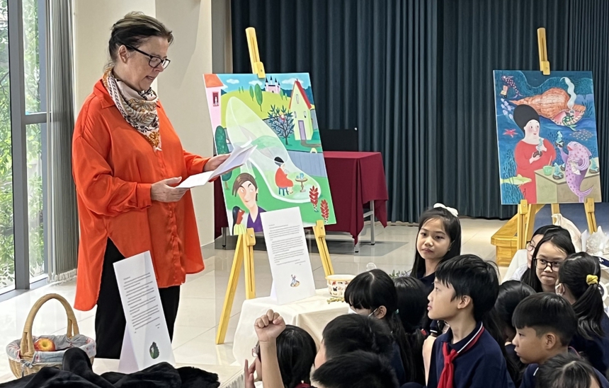 Nhà văn, họa sĩ Đan Mạch Tove Krebs Lange: Mở ra thế giới 'phía sau' những chuyện cổ tích - Ảnh 3. Nhà văn, họa sĩ Đan Mạch Tove Krebs Lange: Mở ra thế giới 'phía sau' những chuyện cổ tích - Ảnh 3.