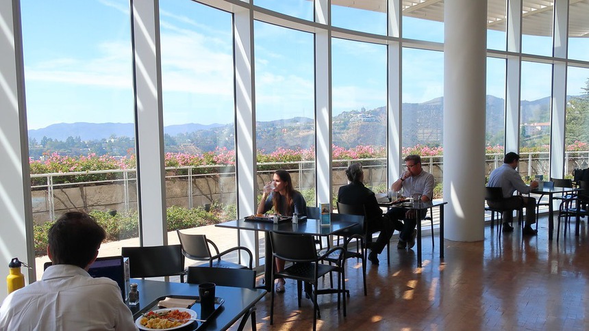 Dân mạng tranh cãi chuyện đem trẻ em quấy khóc vào nhà hàng sang trọng, ai cũng “đau đầu” tìm cách giải quyết - Ảnh 7.