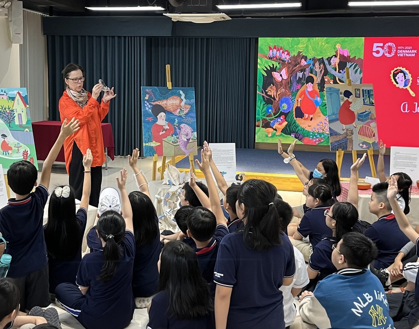 Nhà văn, họa sĩ Đan Mạch Tove Krebs Lange: Mở ra thế giới 'phía sau' những chuyện cổ tích - Ảnh 4. Nhà văn, họa sĩ Đan Mạch Tove Krebs Lange: Mở ra thế giới 'phía sau' những chuyện cổ tích - Ảnh 4.