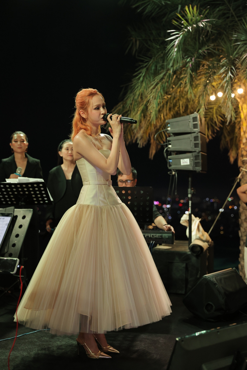 Hiền Hồ đi diễn trở lại, hát 'Waiting for you' của Mono  - Ảnh 3.