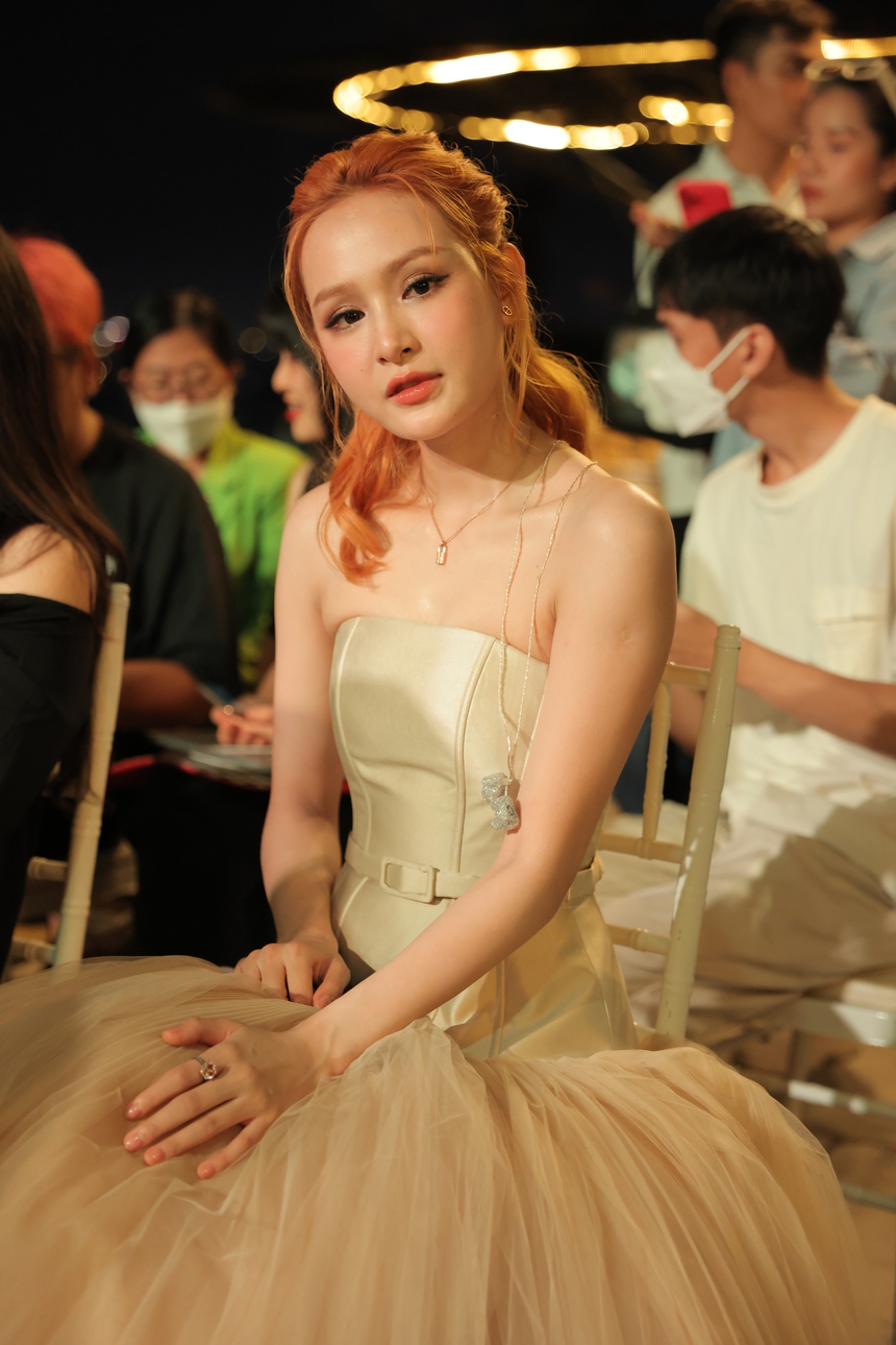 Hiền Hồ đi diễn trở lại, hát 'Waiting for you' của Mono  - Ảnh 4.