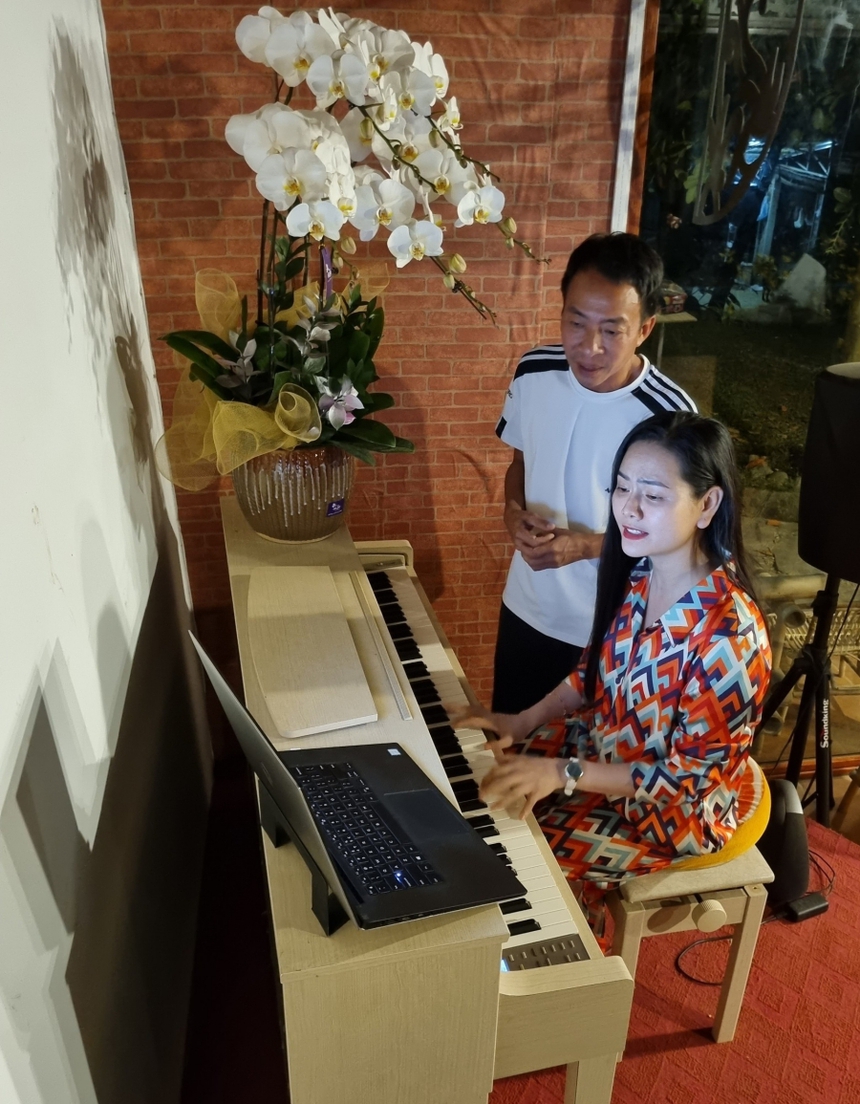 Lương Nguyệt Anh cùng tập luyện ở nhà vườn của NSƯT Việt Hoàn - Ảnh 2. Lương Nguyệt Anh cùng tập luyện ở nhà vườn của NSƯT Việt Hoàn - Ảnh 2.