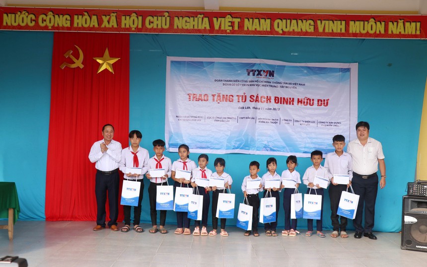 Tủ sách Đinh Hữu Dư đến với học sinh vùng khó khăn của Đắk Lắk - Ảnh 2.
