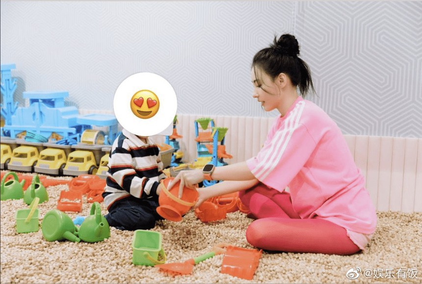 Trương Bá Chi tổ chức sinh nhật cho con trai út, cư dân mạng tò mò danh tính bố ruột - Ảnh 4.