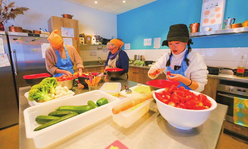 Không thiếu tiền nhưng nữ thạc sĩ Trung Quốc vẫn lục thùng rác khắp nước Pháp để tìm kiếm đồ ăn: Sự thật phía sau khiến ai cũng 'ngã ngửa' - Ảnh 4.