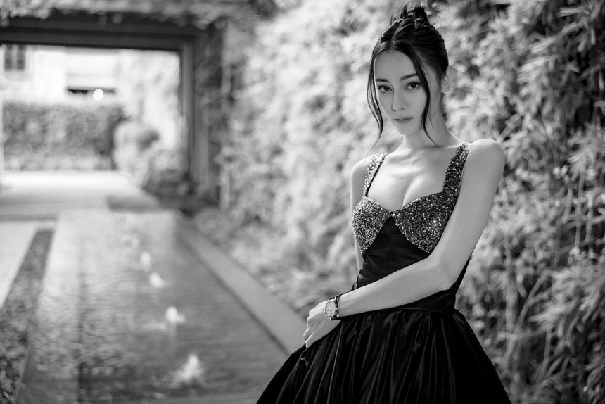 Fan nổi giận vì Địch Lệ Nhiệt Ba bị chụp trộm vào buổi đêm - Ảnh 4.