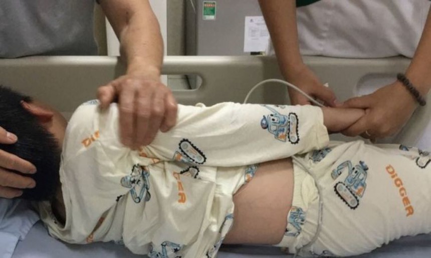 Chàng shipper 'bắn' tiếng Pháp với Marc Levy được đi học lại; 166 học sinh nhập viện ở Nha Trang đã ăn gì? - Ảnh 1.