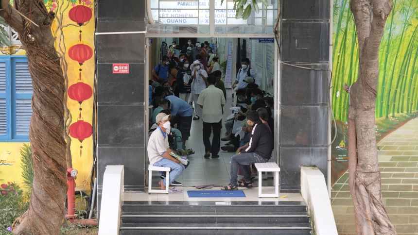 Nhiều học sinh bán trú Trường iSchool Nha Trang nhập viện cấp cứu nghi do ngộ độc thực phẩm - Ảnh 2.