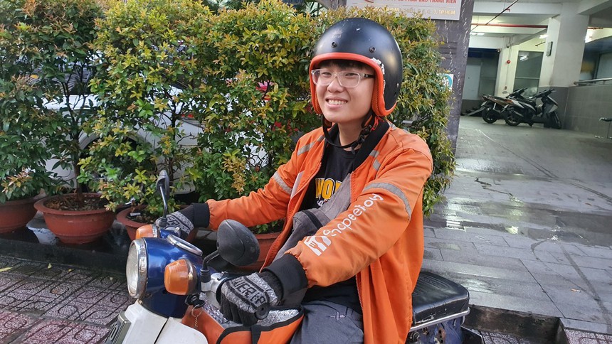 Chàng shipper 'bắn' tiếng Pháp với Marc Levy được đi học lại; 166 học sinh nhập viện ở Nha Trang đã ăn gì? - Ảnh 2.