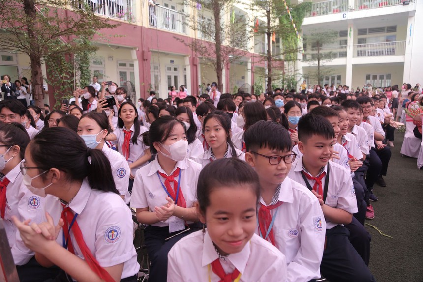 Lễ kỷ niệm 60 năm thành lập trường và 40 năm Ngày Nhà giáo Việt Nam. - Ảnh 7. Lễ kỷ niệm 60 năm thành lập trường và 40 năm Ngày Nhà giáo Việt Nam. - Ảnh 7.