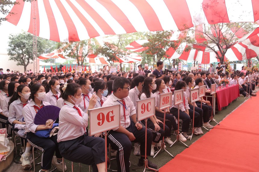 Lễ kỷ niệm 60 năm thành lập trường và 40 năm Ngày Nhà giáo Việt Nam. - Ảnh 4. Lễ kỷ niệm 60 năm thành lập trường và 40 năm Ngày Nhà giáo Việt Nam. - Ảnh 4.