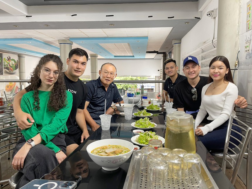 HLV Park Hang Seo vui vẻ ăn trưa cùng Văn Lâm và Hồ Tấn Tài - Ảnh 2.