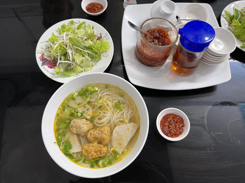 HLV Park Hang Seo vui vẻ ăn trưa cùng Văn Lâm và Hồ Tấn Tài - Ảnh 3.