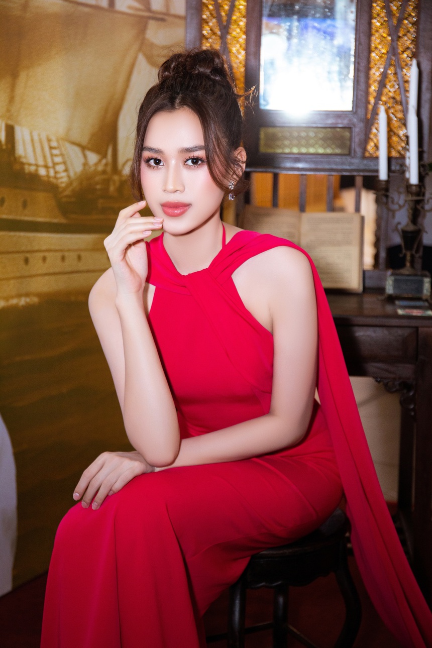 Hoa hậu Đỗ Thị Hà xuất hiện tươi tắn, ủng hộ cô họ ra MV - Ảnh 2.