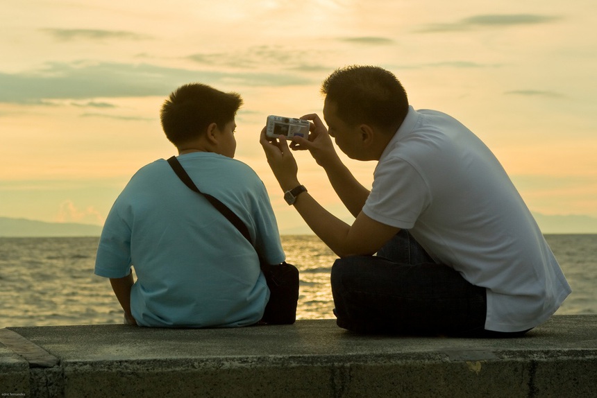 Cha tỷ phú gửi con trai về quê sống thử, sau 1 tuần cậu bé kết luận: “Chúng ta nghèo tới mức chẳng có gì ngoài tiền bạc”  - Ảnh 1.