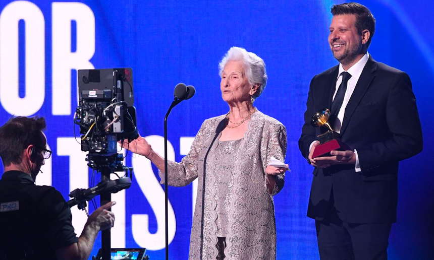 Máy bay chở 108 người đâm xe cứu hỏa trên đường băng; 'Họa bì' mới bị chê phản cảm như phim 18+ - Ảnh 4.