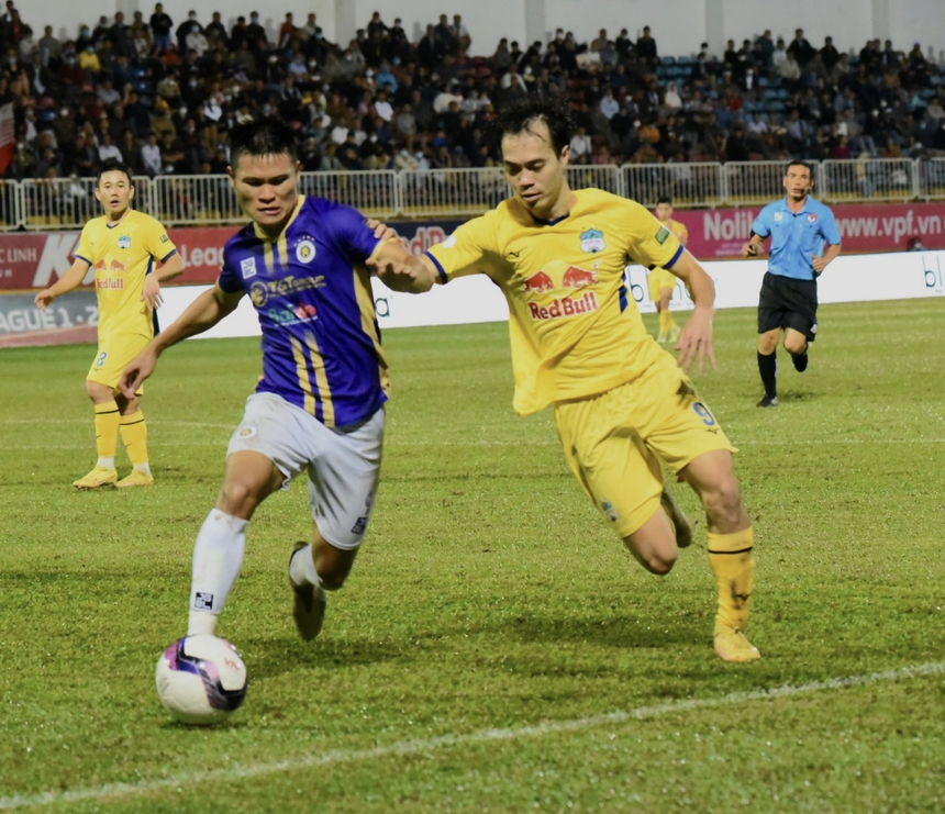 Tuấn Hải (trái) tiếp tục chứng tỏ cái duyên ghi bàn ở mùa này bằng bàn mở tỷ số vào lưới HAGL. Ảnh: Dư Toán