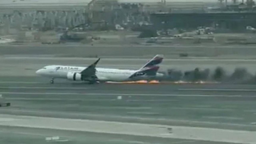 Máy bay chở 108 người đâm xe cứu hỏa trên đường băng; 'Họa bì' mới bị chê phản cảm như phim 18+ - Ảnh 1.