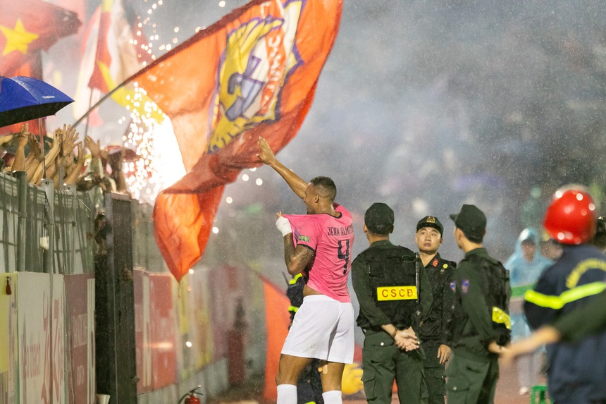 Hà Tĩnh trụ hạng, HLV Nguyễn Thành Công trút gánh nặng - Ảnh 1. Hà Tĩnh trụ hạng, HLV Nguyễn Thành Công trút gánh nặng - Ảnh 1.