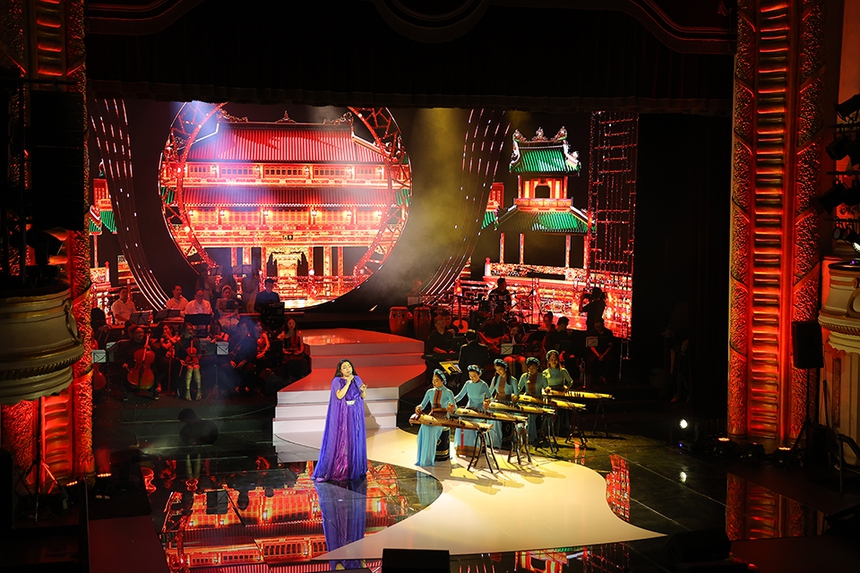 Tố Nga bật khóc trong liveshow “Dòng sông đa tình” - Ảnh 2.