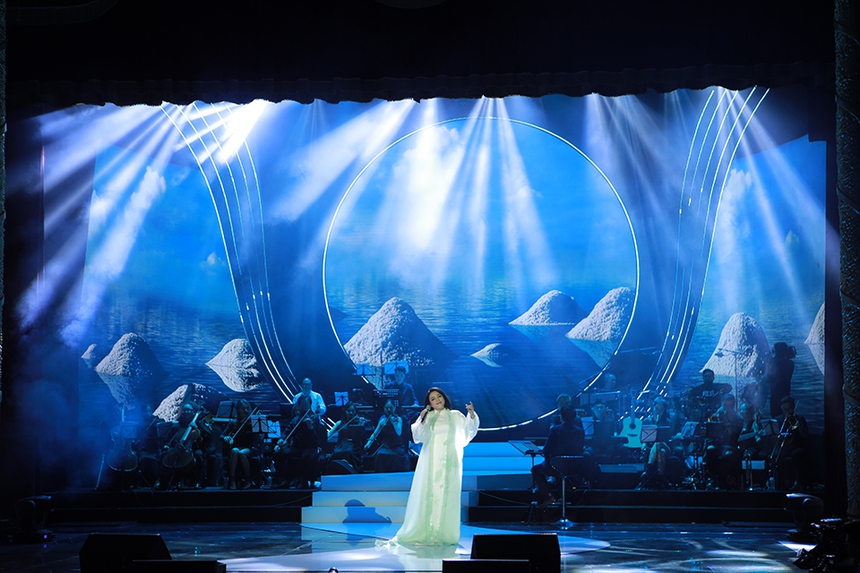 Tố Nga bật khóc trong liveshow “Dòng sông đa tình” - Ảnh 9.