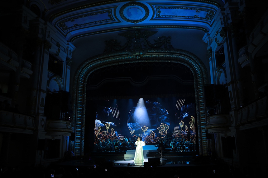 Tố Nga bật khóc trong liveshow “Dòng sông đa tình” - Ảnh 1.