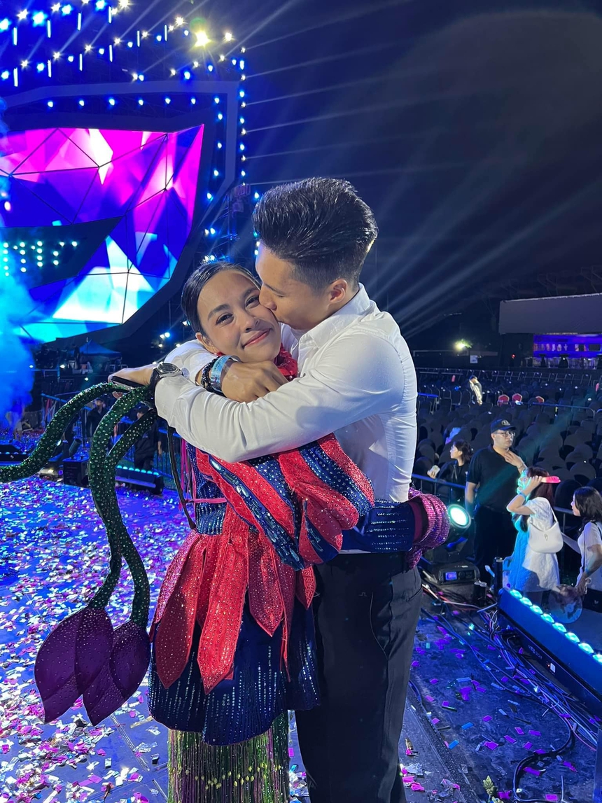 Giảng viên thanh nhạc Ngọc Mai bật khóc khi gỡ mặt nạ O Sen, nhận cúp vàng quán quân - Ảnh 5.