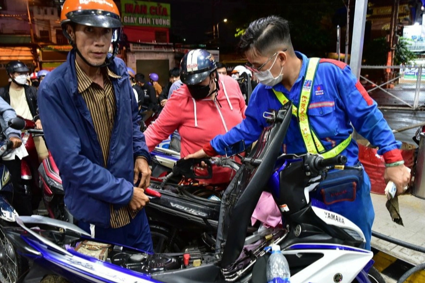 Huỳnh Như tiếp tục ghi bàn ở Châu Âu; Chân dung quán quân The Masked Singer 2022 - Ảnh 1.