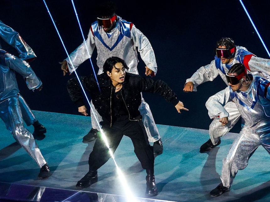 Jungkook có màn trình diễn bùng nổ tại Lễ khai mạc World Cup