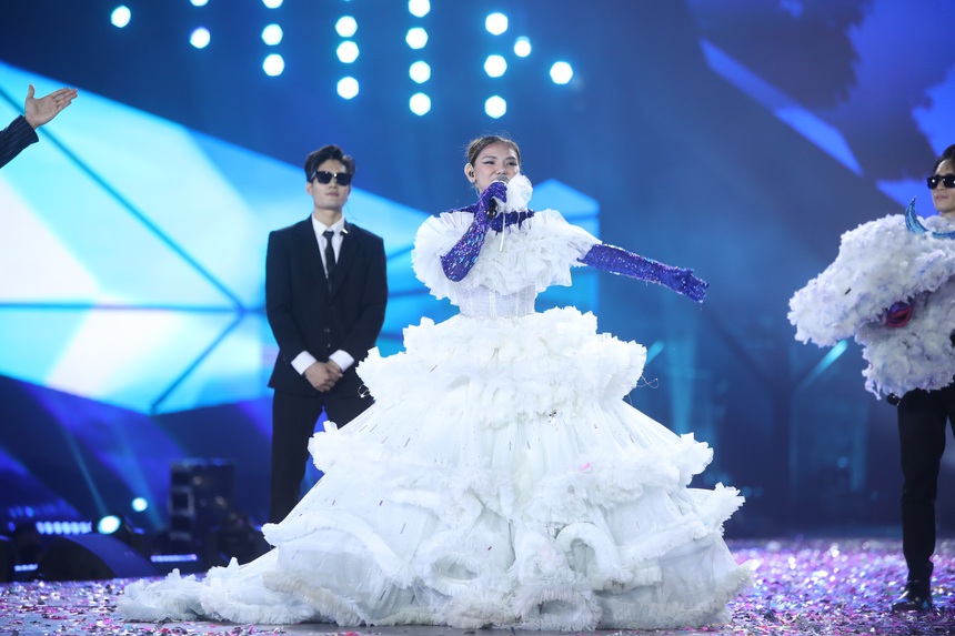 Lady Mây nhận giải 'ca sĩ trẻ triển vọng' dù chưa cởi mascot, có gì đó sai sai? - Ảnh 4.