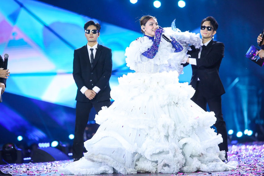 Lady Mây nhận giải 'ca sĩ trẻ triển vọng' dù chưa cởi mascot, có gì đó sai sai? - Ảnh 3.
