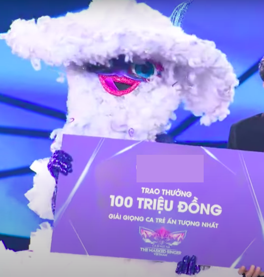 Lady Mây nhận giải 'ca sĩ trẻ triển vọng' dù chưa cởi mascot, có gì đó sai sai? - Ảnh 2.