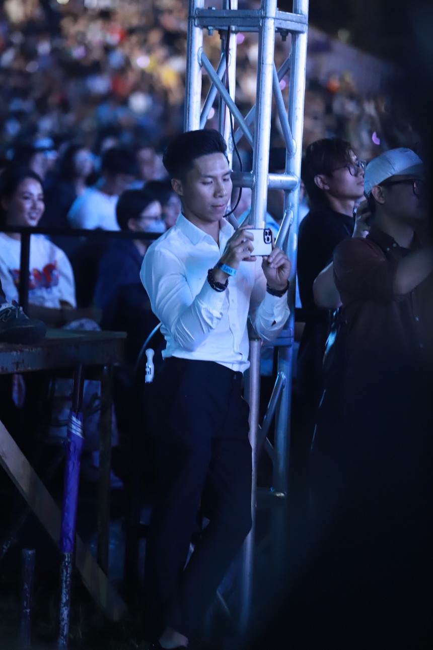 Hành động ngọt ngào của Quốc Nghiệp khi bà xã Ngọc Mai đăng quang quán quân Ca sĩ mặt nạ - Ảnh 2.