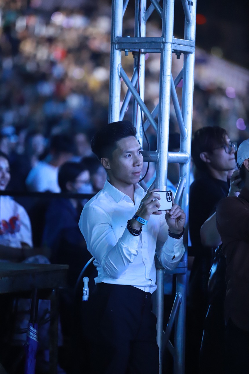 Hành động ngọt ngào của Quốc Nghiệp khi bà xã Ngọc Mai đăng quang quán quân Ca sĩ mặt nạ - Ảnh 3.