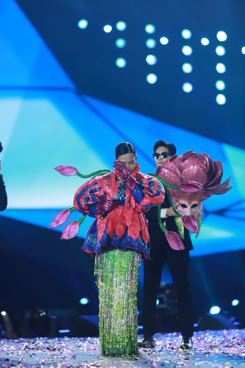 Hành động ngọt ngào của Quốc Nghiệp khi bà xã Ngọc Mai đăng quang quán quân Ca sĩ mặt nạ - Ảnh 4.