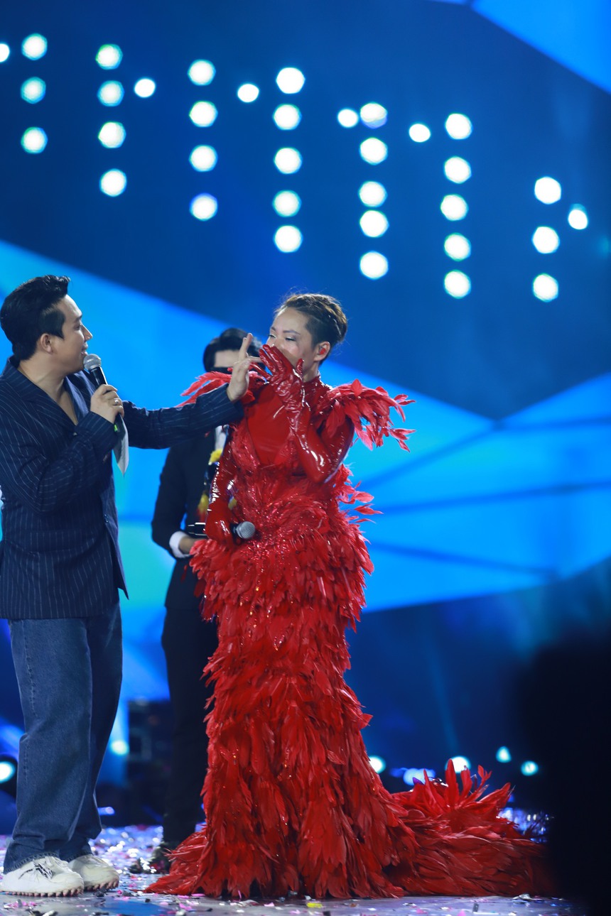 Diva Hà Trần mặt mũi "tèm lem" thấy thương khi lộ diện tại Ca sĩ mặt nạ - Ảnh 3.