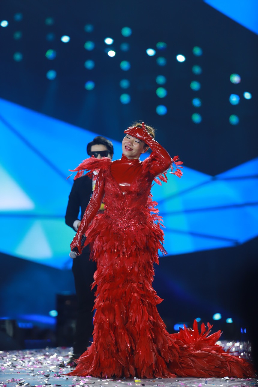 Diva Hà Trần mặt mũi "tèm lem" thấy thương khi lộ diện tại Ca sĩ mặt nạ - Ảnh 4.