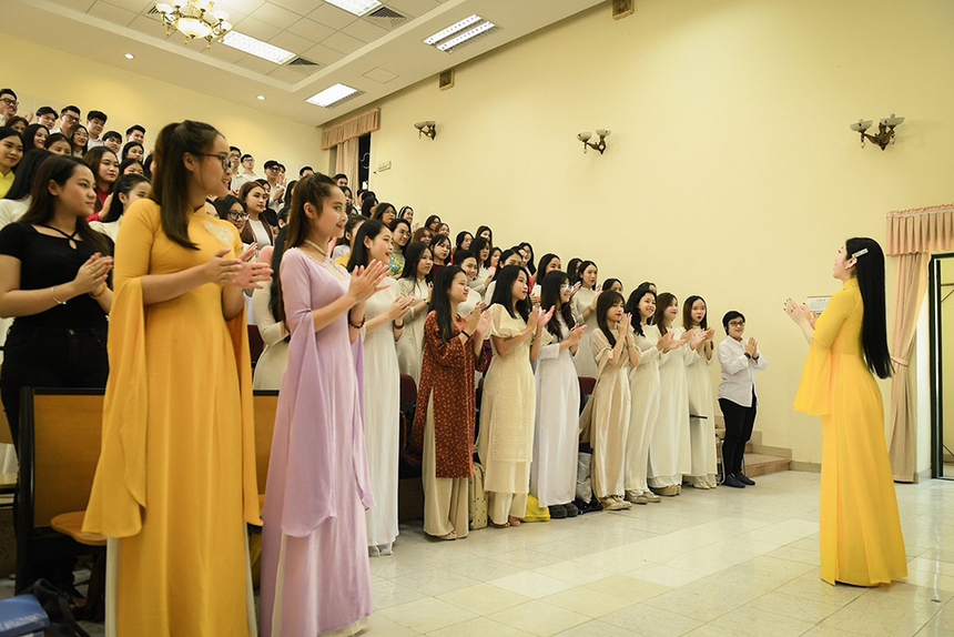 TS – ca sĩ Phương Nga ra mắt MV "Bài ca người giáo viên nhân dân"  - Ảnh 3.