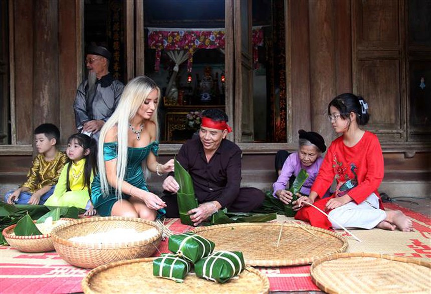 Thí sinh Hoa hậu Du lịch thế giới 2022 trải nghiệm văn hóa, di sản tại Phú Thọ - Ảnh 4. Thí sinh Hoa hậu Du lịch thế giới 2022 trải nghiệm văn hóa, di sản tại Phú Thọ - Ảnh 4.