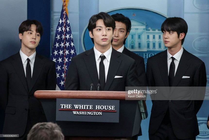 Jungkook - niềm tự hào của Kpop tại World Cup 2022: Từ Đặc phái viên của Tổng thống đến người đàn ông quyến rũ nhất thế giới - Ảnh 3. Jungkook - niềm tự hào của Kpop tại World Cup 2022: Từ Đặc phái viên của Tổng thống đến người đàn ông quyến rũ nhất thế giới - Ảnh 3.