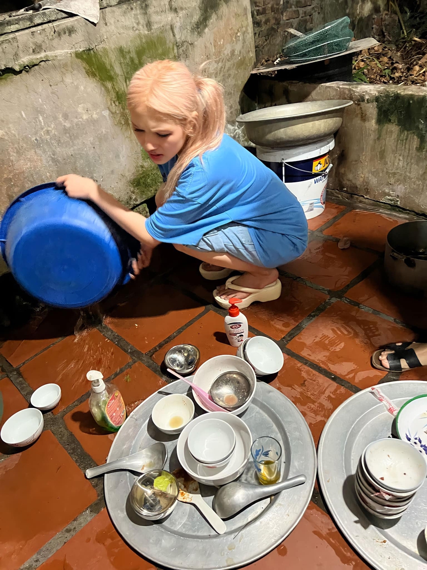 Ở phố là ‘hotgirl sang chảnh’, về quê Xoài Non cũng phải xắn tay áo rửa bát như ai - Ảnh 3.