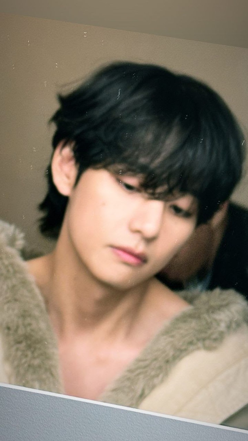 V BTS khiến ARMY đổ gục với bức ảnh cởi trần mới - Ảnh 5. V BTS khiến ARMY đổ gục với bức ảnh cởi trần mới - Ảnh 5.