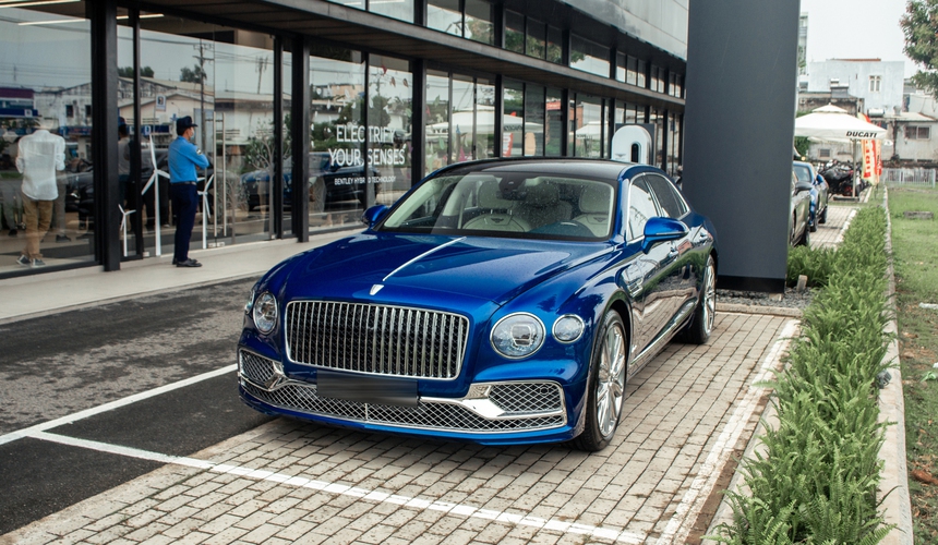 Chi tiết Bentley Flying Spur Hybrid giá từ 16,8 tỷ đồng vừa ra mắt Việt Nam: Hai chiếc đầu tiên đã có chủ - Ảnh 1.