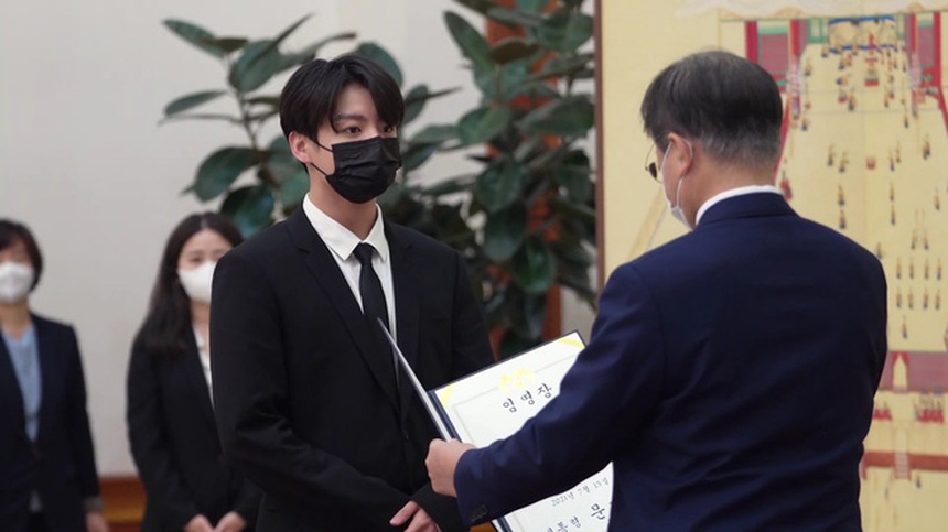 Jungkook - niềm tự hào của Kpop tại World Cup 2022: Từ Đặc phái viên của Tổng thống đến người đàn ông quyến rũ nhất thế giới - Ảnh 2. Jungkook - niềm tự hào của Kpop tại World Cup 2022: Từ Đặc phái viên của Tổng thống đến người đàn ông quyến rũ nhất thế giới - Ảnh 2.