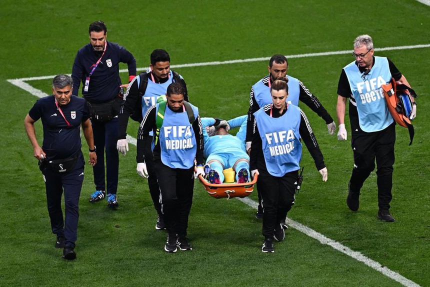 Thủ môn của Iran va chạm mạnh vùng mặt với đồng đội, phải rời sân dù nỗ lực thi đấu tiếp - Ảnh 5.
