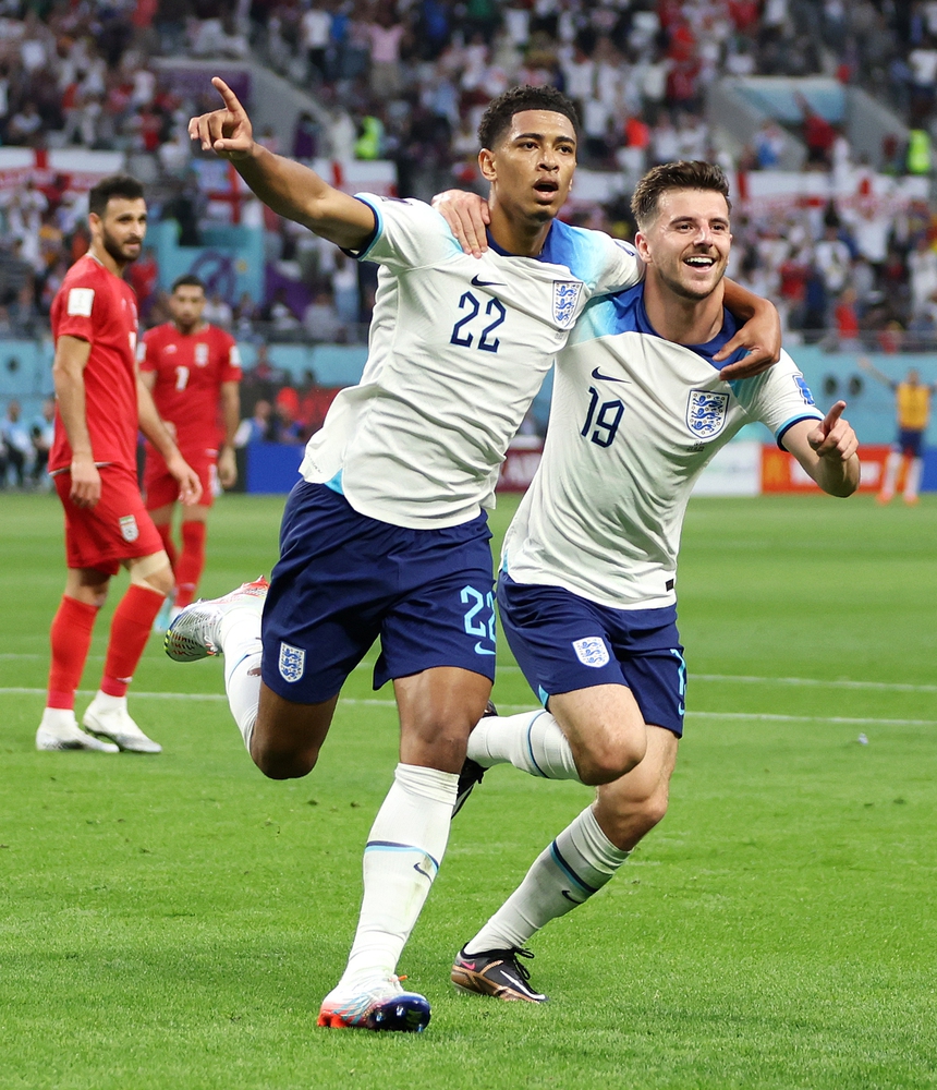 Thủ môn của Iran va chạm mạnh vùng mặt với đồng đội, phải rời sân dù nỗ lực thi đấu tiếp - Ảnh 6.