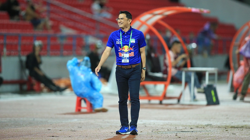 Tuyển Việt Nam tìm kiếm HLV người châu Âu, HLV Kiatisuk gia hạn hợp đồng với HAGL - Ảnh 3. Kiatisuk, HAGL, bầu Đức